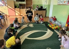 Przejdź do - Kiedy świat staje na głowie — spotkanie z Tolą w przedszkolu